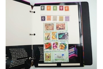 フランス　色々な図案が並ぶ未使用&使用済の切手セット ファイル付き　(R-087630)