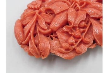 SPM刻印　ピンク　繊細な百合の造形が見事な珊瑚彫刻のブローチ　(R-087633)