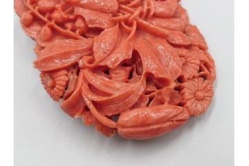 SPM刻印　ピンク　繊細な百合の造形が見事な珊瑚彫刻のブローチ　(R-087633)