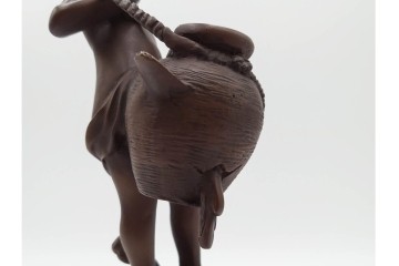 彫刻家　オーギュスト・モロー　高さ約26cm　「水を汲む少年」　細かいところまで再現されたブロンズ像　(R-087644)