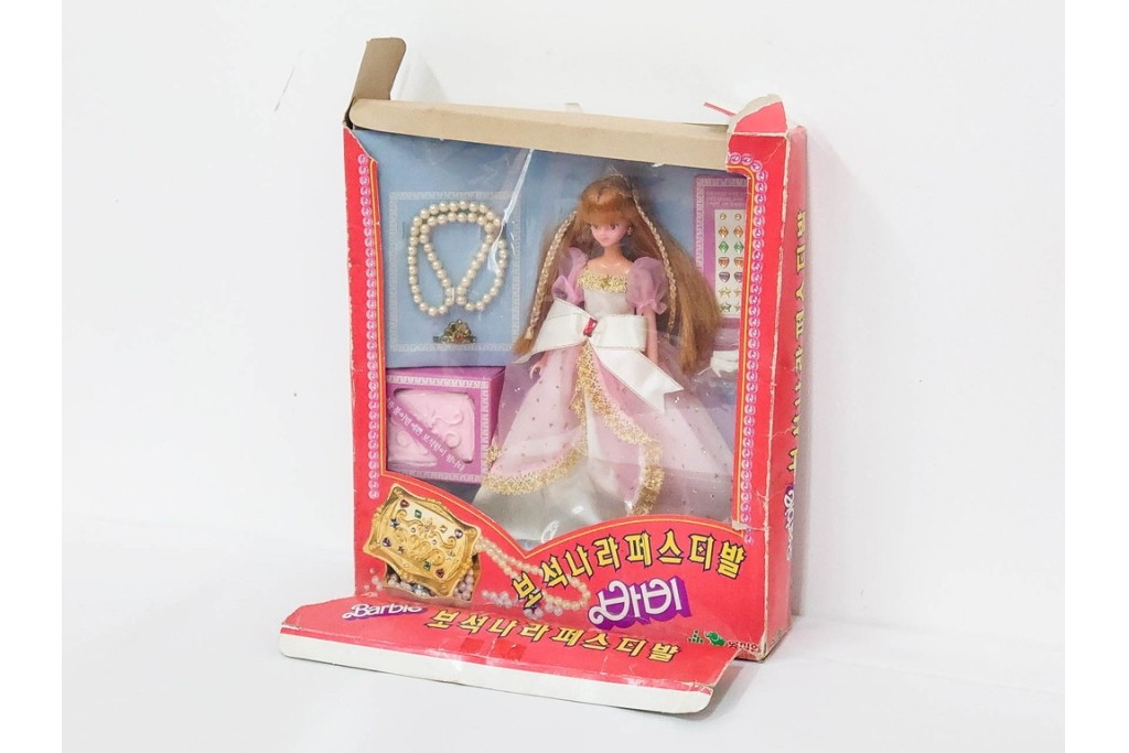 韓国　マテル社　 Barbie(バービー)　宝石の国フェスティバルシリーズのバービー人形　外箱付き　(R-087650)