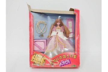 韓国　マテル社　 Barbie(バービー)　宝石の国フェスティバルシリーズのバービー人形　外箱付き　(R-087650)
