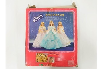 韓国　マテル社　 Barbie(バービー)　宝石の国フェスティバルシリーズのバービー人形　外箱付き　(R-087650)