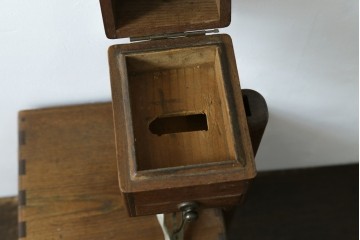 和製アンティーク　大正期　桑材　槐(えんじゅ)材　趣ある佇まいの裁縫箱　(R-087671)