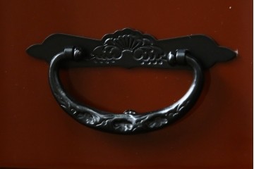 中古　美品　欅産業　朱塗りの小引き出し　(R-087672)