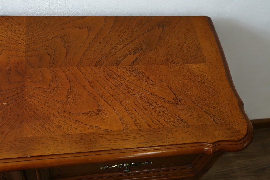 中古　美品　輸入家具　アメリカンクラシックな雰囲気のチェスト　(R-087673)