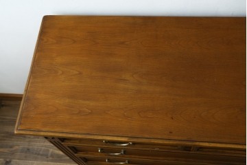 中古　美品　イタリア高級家具メーカー　SELVA(セルバ)　チェリー材　上品な意匠とクラシカルなデザインが魅力のアンティーク調チェスト　(R-087674)