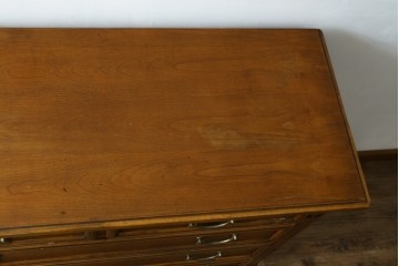 中古　美品　イタリア高級家具メーカー　SELVA(セルバ)　チェリー材　上品な意匠とクラシカルなデザインが魅力のアンティーク調チェスト　(R-087674)