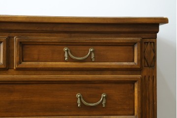 中古　美品　イタリア高級家具メーカー　SELVA(セルバ)　チェリー材　上品な意匠とクラシカルなデザインが魅力のアンティーク調チェスト　(R-087674)