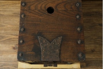 和製アンティーク　明治期から大正期　総欅材　重厚な木味が魅力の銭箱　(R-087677)