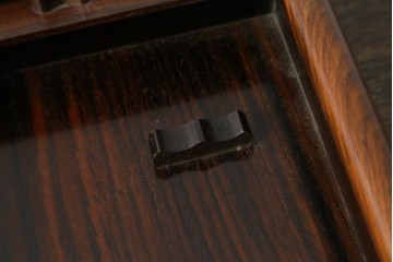 中古　美品　通産大臣指定伝統的工芸品　大阪唐木指物　吉勝作　紫檀材を用いた蛇腹式硯箱　(R-087682)