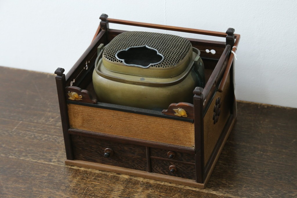 和製アンティーク　明治大正期　指物工芸品　蝙蝠(コウモリ)や桜の花を象った飴細工のような装飾がアクセントの時代寄木煙草盆　(R-087683)