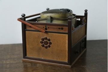 和製アンティーク　明治大正期　指物工芸品　蝙蝠(コウモリ)や桜の花を象った飴細工のような装飾がアクセントの時代寄木煙草盆　(R-087683)