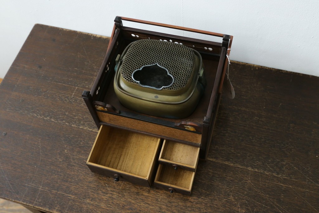 和製アンティーク　明治大正期　指物工芸品　蝙蝠(コウモリ)や桜の花を象った飴細工のような装飾がアクセントの時代寄木煙草盆　(R-087683)