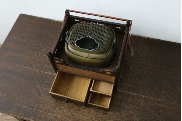 和製アンティーク　明治大正期　指物工芸品　蝙蝠(コウモリ)や桜の花を象った飴細工のような装飾がアクセントの時代寄木煙草盆　(R-087683)