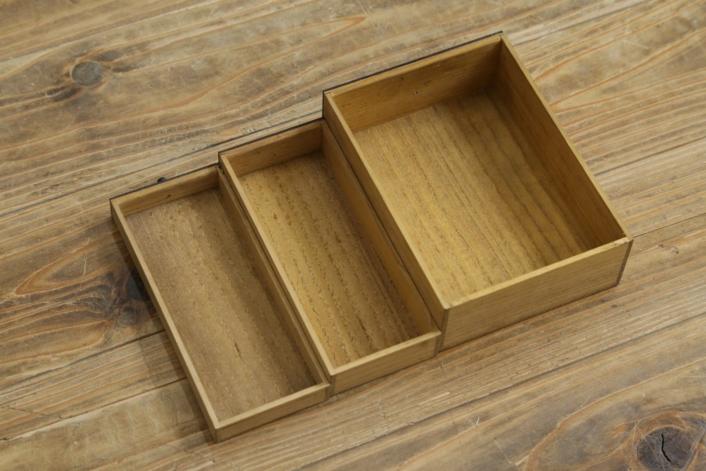 和製アンティーク　明治大正期　指物工芸品　蝙蝠(コウモリ)や桜の花を象った飴細工のような装飾がアクセントの時代寄木煙草盆　(R-087683)