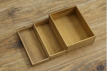 和製アンティーク　明治大正期　指物工芸品　蝙蝠(コウモリ)や桜の花を象った飴細工のような装飾がアクセントの時代寄木煙草盆　(R-087683)