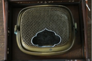 和製アンティーク　明治大正期　指物工芸品　蝙蝠(コウモリ)や桜の花を象った飴細工のような装飾がアクセントの時代寄木煙草盆　(R-087683)