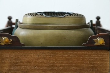 和製アンティーク　明治大正期　指物工芸品　蝙蝠(コウモリ)や桜の花を象った飴細工のような装飾がアクセントの時代寄木煙草盆　(R-087683)