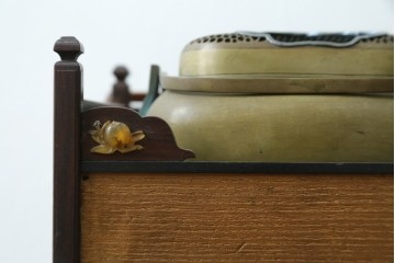 和製アンティーク　明治大正期　指物工芸品　蝙蝠(コウモリ)や桜の花を象った飴細工のような装飾がアクセントの時代寄木煙草盆　(R-087683)