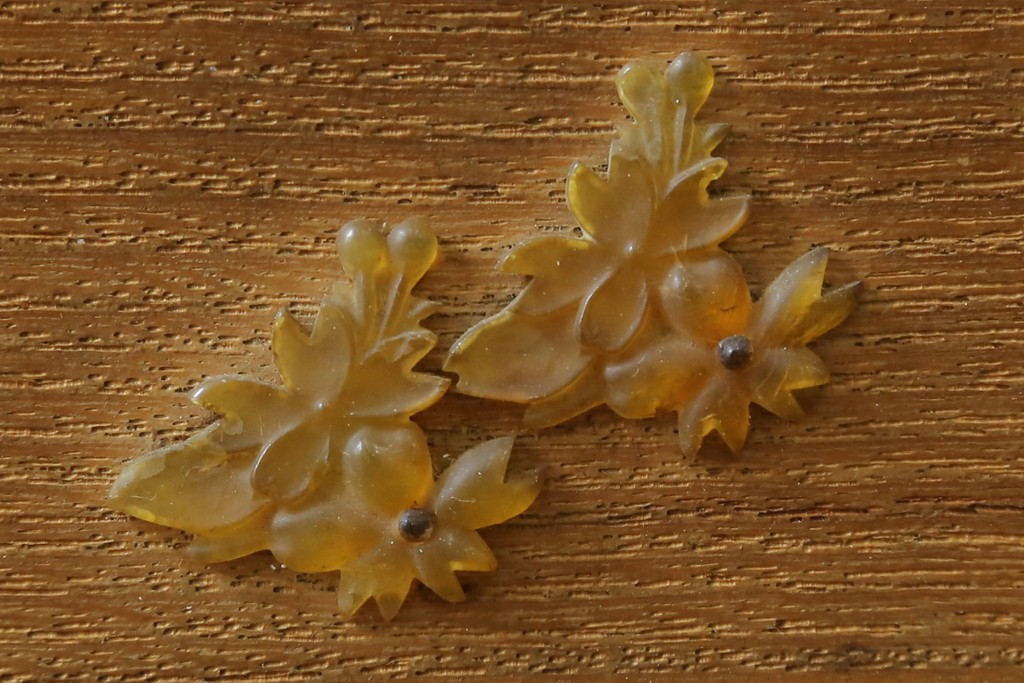 和製アンティーク　明治大正期　指物工芸品　蝙蝠(コウモリ)や桜の花を象った飴細工のような装飾がアクセントの時代寄木煙草盆　(R-087683)