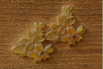 和製アンティーク　明治大正期　指物工芸品　蝙蝠(コウモリ)や桜の花を象った飴細工のような装飾がアクセントの時代寄木煙草盆　(R-087683)