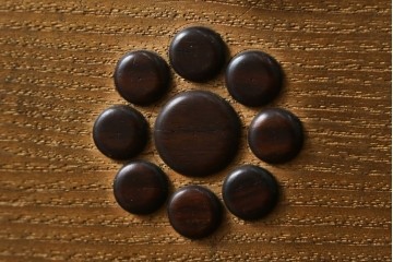 和製アンティーク　明治大正期　指物工芸品　蝙蝠(コウモリ)や桜の花を象った飴細工のような装飾がアクセントの時代寄木煙草盆　(R-087683)