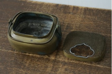 和製アンティーク　明治大正期　指物工芸品　蝙蝠(コウモリ)や桜の花を象った飴細工のような装飾がアクセントの時代寄木煙草盆　(R-087683)