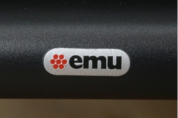 中古　美品　アスプルンド(ASPLUND)取り扱い　emu(エミュー)　TERRAMARE(テラマーレ)　シックでスタイリッシュな1人掛けソファ　(R-087688)