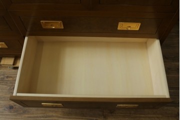 中古　美品　カリモク家具(karimoku)　domani(ドマーニ)　Morganton(モーガントン)　ゴールドの取っ手が上品なライトコニャック色のチェスト　定価約49万円　(R-087690)