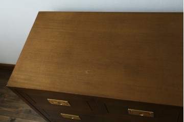 中古　美品　カリモク家具(karimoku)　domani(ドマーニ)　Morganton(モーガントン)　ゴールドの取っ手が上品なライトコニャック色のチェスト　定価約49万円　(R-087690)