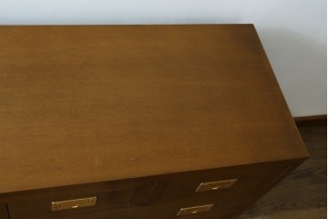 中古　美品　カリモク家具(karimoku)　domani(ドマーニ)　Morganton(モーガントン)　ゴールドの取っ手が上品なライトコニャック色のチェスト　定価約49万円　(R-087690)