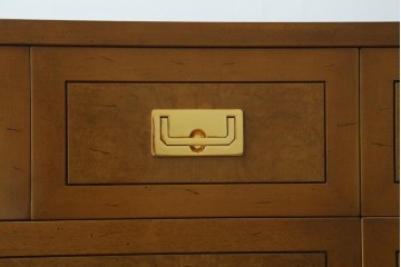 中古　美品　カリモク家具(karimoku)　domani(ドマーニ)　Morganton(モーガントン)　ゴールドの取っ手が上品なライトコニャック色のチェスト　定価約49万円　(R-087690)