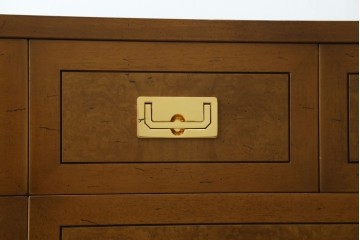 中古　美品　カリモク家具(karimoku)　domani(ドマーニ)　Morganton(モーガントン)　ゴールドの取っ手が上品なライトコニャック色のチェスト　定価約49万円　(R-087690)