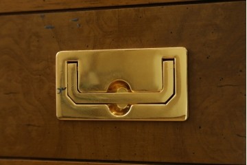 中古　美品　カリモク家具(karimoku)　domani(ドマーニ)　Morganton(モーガントン)　ゴールドの取っ手が上品なライトコニャック色のチェスト　定価約49万円　(R-087690)