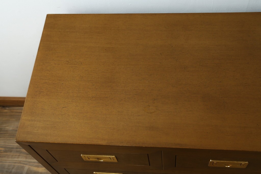 中古　美品　カリモク家具(karimoku)　domani(ドマーニ)　Morganton(モーガントン)　ゴールドの取っ手が上品なライトコニャック色のチェスト　定価約49万円　(R-087690)