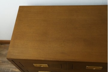 中古　美品　カリモク家具(karimoku)　domani(ドマーニ)　Morganton(モーガントン)　ゴールドの取っ手が上品なライトコニャック色のチェスト　定価約49万円　(R-087690)