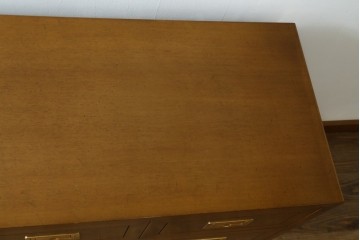 中古　美品　カリモク家具(karimoku)　domani(ドマーニ)　Morganton(モーガントン)　ゴールドの取っ手が上品なライトコニャック色のチェスト　定価約49万円　(R-087690)