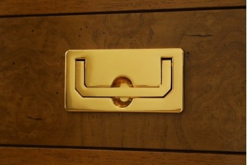 中古　美品　カリモク家具(karimoku)　domani(ドマーニ)　Morganton(モーガントン)　ゴールドの取っ手が上品なライトコニャック色のチェスト　定価約49万円　(R-087690)
