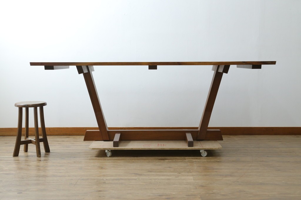 中古　桜製作所創業者・永見眞一氏サイン入り!!　ジョージ・ナカシマ(George Nakashima)　素材を活かした造形が魅力のコノイドテーブル　(R-087692)