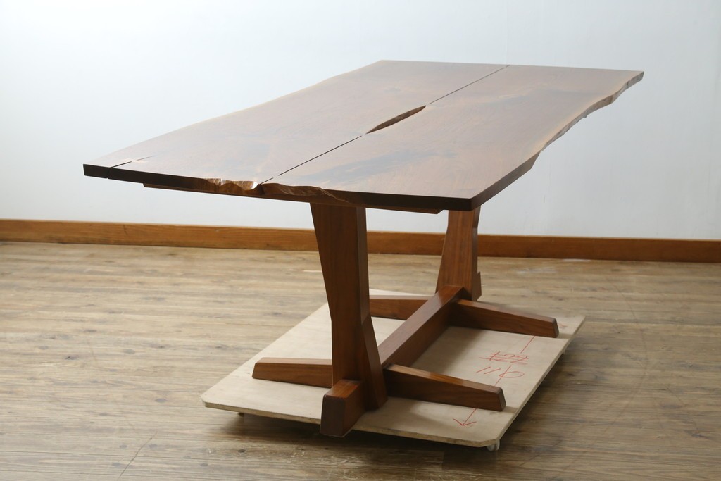 中古　桜製作所創業者・永見眞一氏サイン入り!!　ジョージ・ナカシマ(George Nakashima)　素材を活かした造形が魅力のコノイドテーブル　(R-087692)