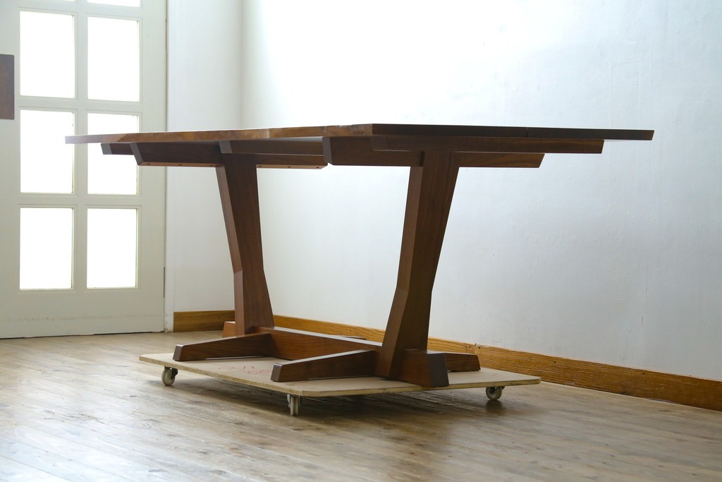 中古　桜製作所創業者・永見眞一氏サイン入り!!　ジョージ・ナカシマ(George Nakashima)　素材を活かした造形が魅力のコノイドテーブル　(R-087692)