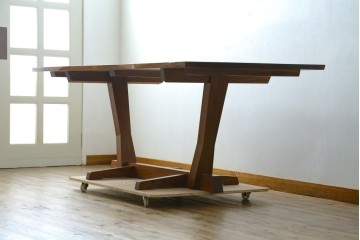 中古　桜製作所創業者・永見眞一氏サイン入り!!　ジョージ・ナカシマ(George Nakashima)　素材を活かした造形が魅力のコノイドテーブル　(R-087692)
