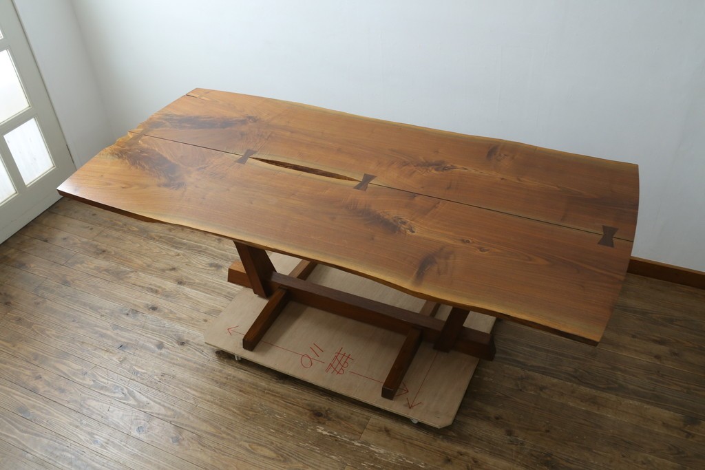 中古　桜製作所創業者・永見眞一氏サイン入り!!　ジョージ・ナカシマ(George Nakashima)　素材を活かした造形が魅力のコノイドテーブル　(R-087692)