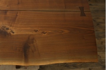 中古　桜製作所創業者・永見眞一氏サイン入り!!　ジョージ・ナカシマ(George Nakashima)　素材を活かした造形が魅力のコノイドテーブル　(R-087692)