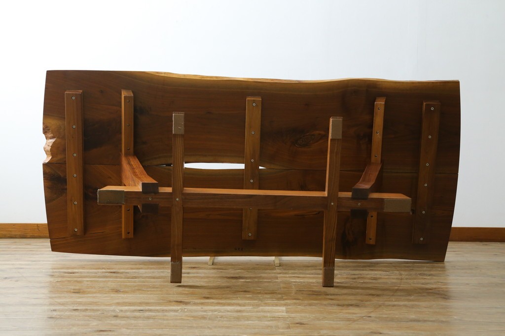 中古　桜製作所創業者・永見眞一氏サイン入り!!　ジョージ・ナカシマ(George Nakashima)　素材を活かした造形が魅力のコノイドテーブル　(R-087692)