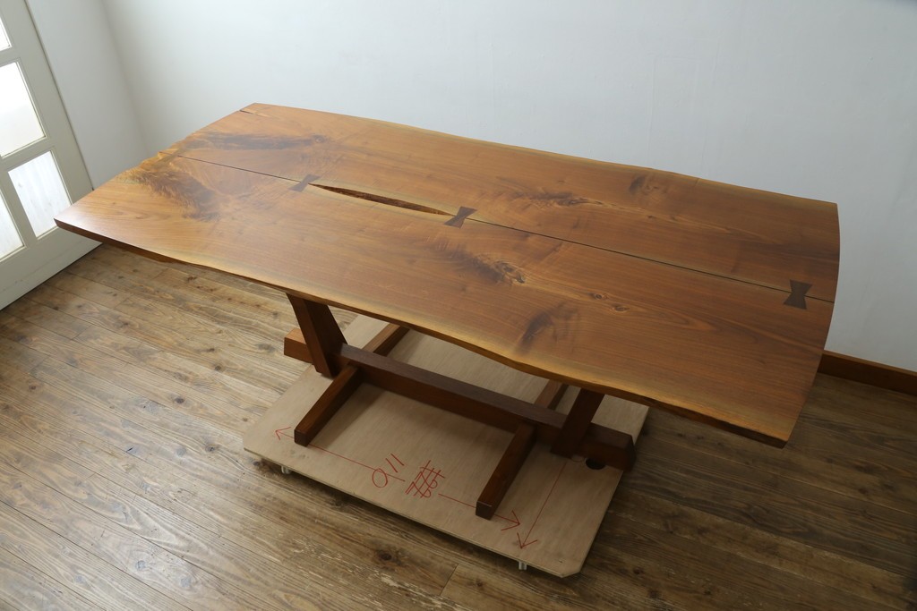 中古　桜製作所創業者・永見眞一氏サイン入り!!　ジョージ・ナカシマ(George Nakashima)　素材を活かした造形が魅力のコノイドテーブル　(R-087692)