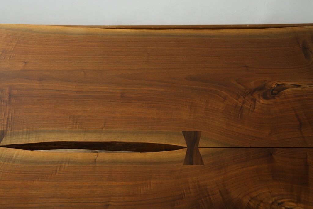 中古　桜製作所創業者・永見眞一氏サイン入り!!　ジョージ・ナカシマ(George Nakashima)　素材を活かした造形が魅力のコノイドテーブル　(R-087692)