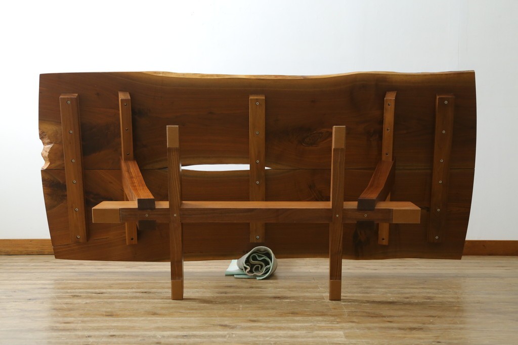 中古　桜製作所創業者・永見眞一氏サイン入り!!　ジョージ・ナカシマ(George Nakashima)　素材を活かした造形が魅力のコノイドテーブル　(R-087692)