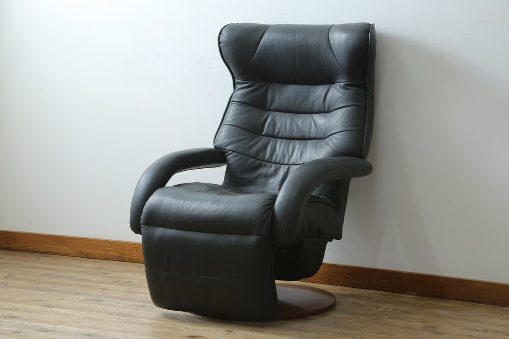 中古　美品　本革シート　オットマン一体型でゆったりとくつろげるリクライニングチェア　(R-087695)